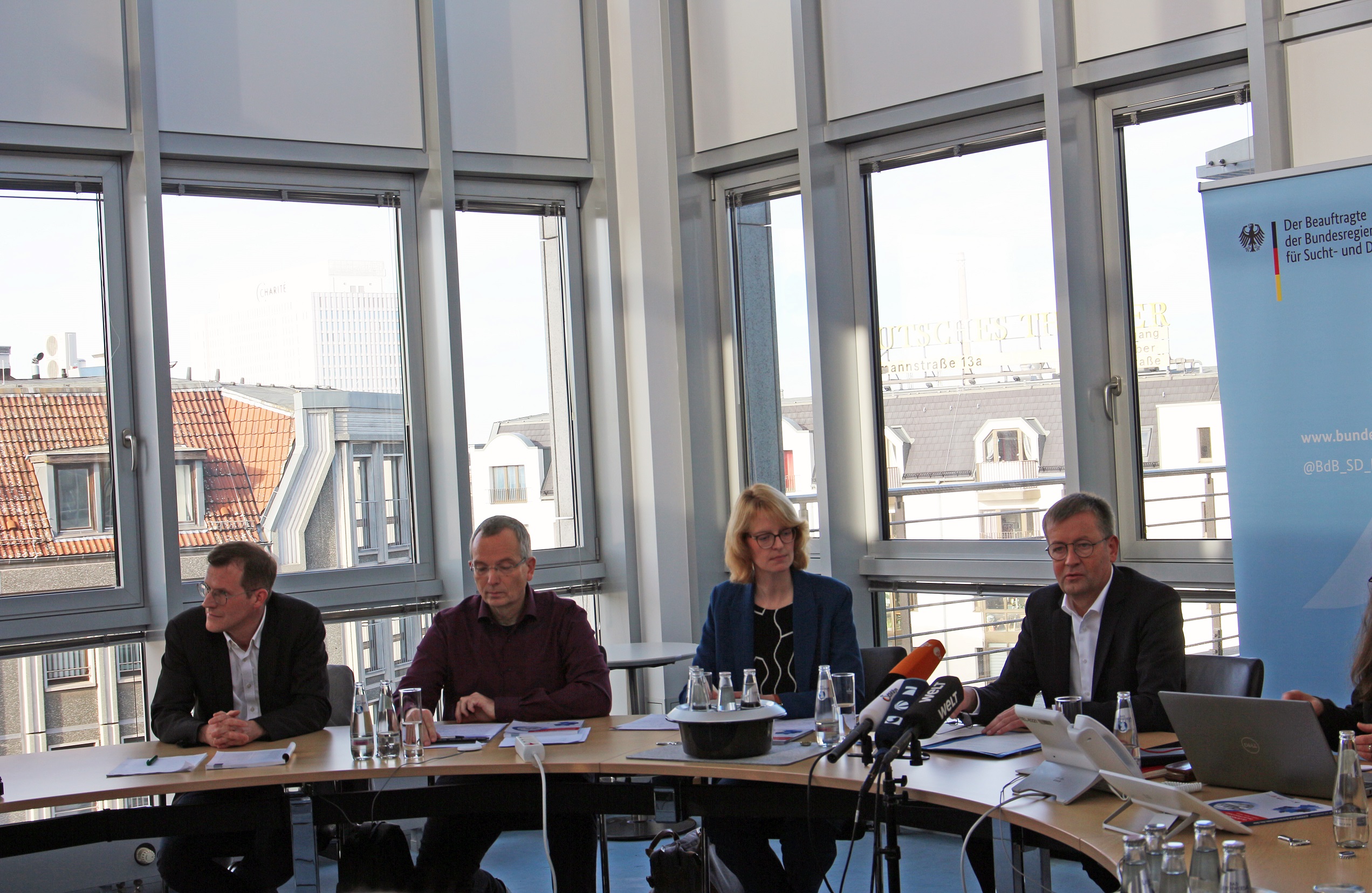 Burkhard Blienert, Sucht- und Drogenbeauftragter der Bundesregierung, mit den Autorinnen und Autoren des Glücksspielatlas 2023 
