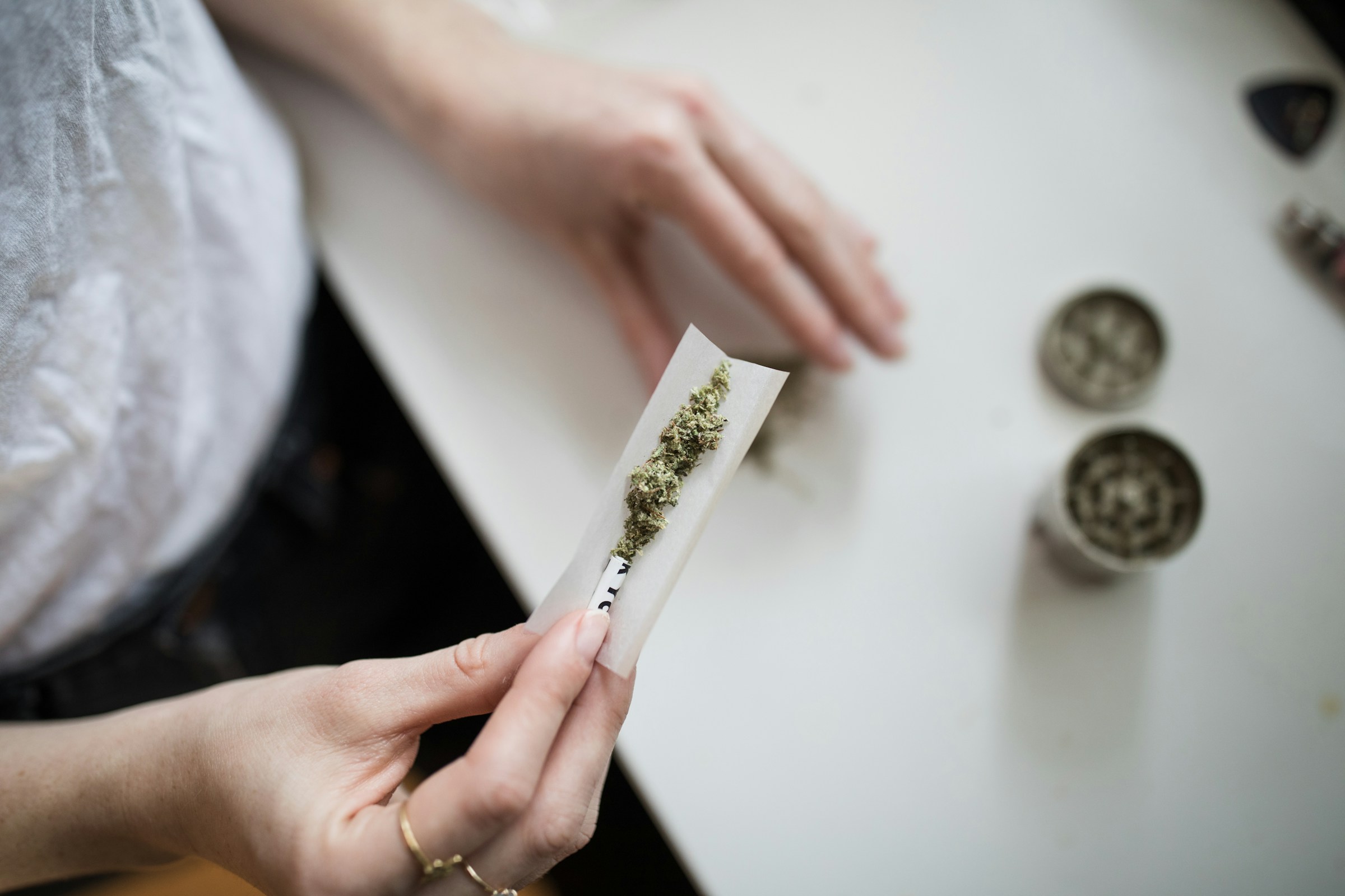 Person dreht eine Cannabiszigarette