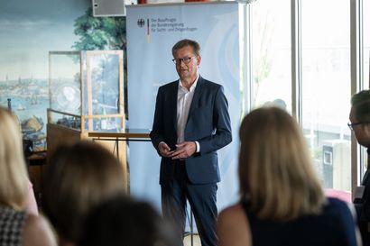 Burkhard Blienert, Sucht- und Drogenbeauftragter der Bundesregierung, spricht vor Gästen des Jahresempfangs