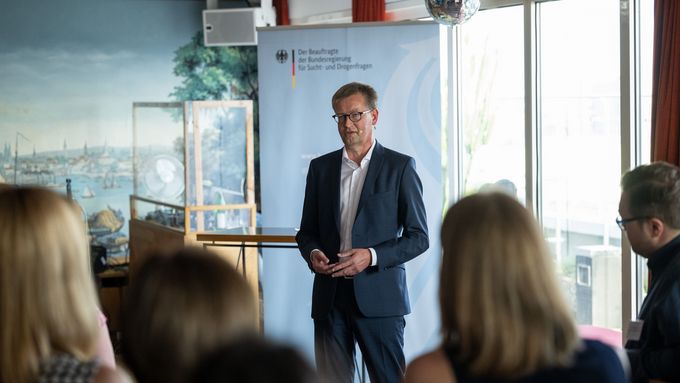 Burkhard Blienert, Sucht- und Drogenbeauftragter der Bundesregierung, spricht vor Gästen des Jahresempfangs