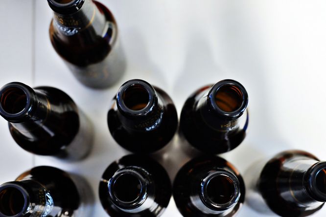 Symbolbild: leere Bierflaschen