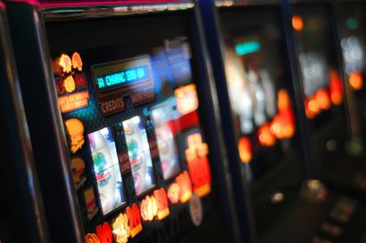 Spielautomaten in einem Kasino