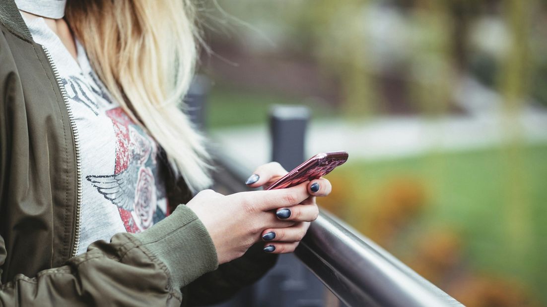 Eine Frau tippt auf ihrem Smartphone