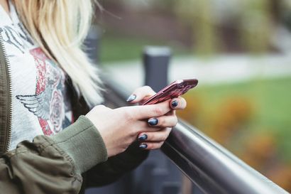Eine Frau tippt auf ihrem Smartphone