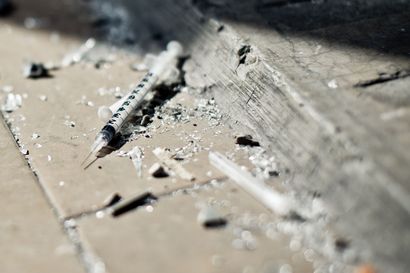 Zahl der an illegalen Drogen verstorbenen Menschen während der Coronapandemie um 13 Prozent gestiegen
