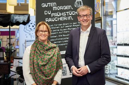 Burkhard Blienert, Sucht- und Drogenbeauftragter der Bundesregierung, mit der Hamburger Staatsrätin Melanie Schlotzhauer vor einem Aktionsstand der Kampagne "PS: Melde dich"