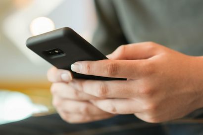 Symbolbild: Person hält Smartphone in den Händen