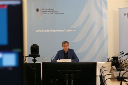 Burkhard Blienert, Sucht- und Drogenbeauftragter der Bundesregierung, spricht bei einem Runden Tisch