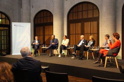 Burkhard Blienert, Sucht- und Drogenbeauftragter der Bundesregierung, mit Teilnehmenden einer Diskussionsrunde auf einer Bühne
