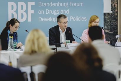 Burkhard Blienert, Sucht- und Drogenbeauftragter der Bundesregierung, zusammen mit Teilnehmenden des Brandenburg Forums