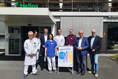 Gruppenfoto: Burkhard Blienert, Sucht- und Drogenbeauftragter der Bundesregierung, mit weiteren Personen vor einem Krankenhaus