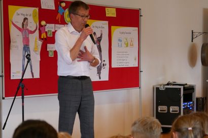 Burkhard Blienert, Sucht- und Drogenbeauftragter der Bundesregierung, spricht vor einer Schulklasse