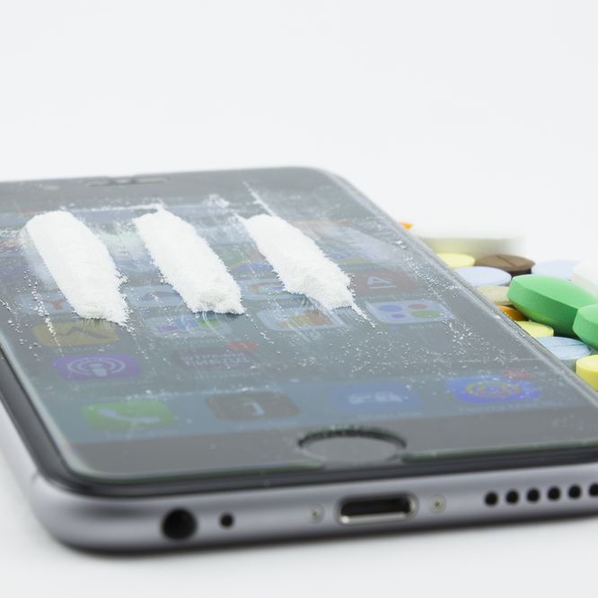 Symbolbild: weißes Pulver auf Smartphone