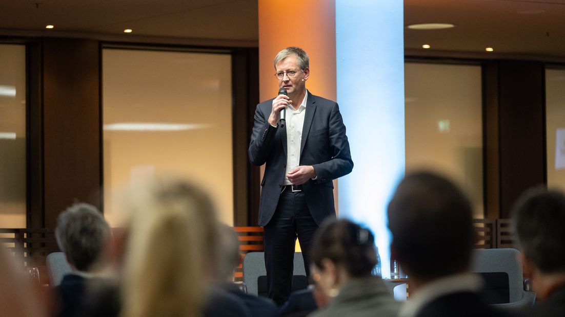 Burkhard Blienert, Sucht- und Drogenbeauftragter der Bundesregierung, spricht vor Teilnehmenden der Veranstaltung