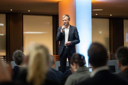 Burkhard Blienert, Sucht- und Drogenbeauftragter der Bundesregierung, spricht vor Teilnehmenden der Veranstaltung