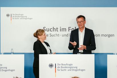 Burkhard Blienert, Sucht- und Drogenbeauftragter der Bundesregierung, mit Moderatorin