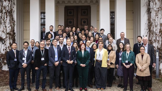 Gruppenfoto aller Teilnehmerinnen und Teilnehmer des Brandenburg Forums