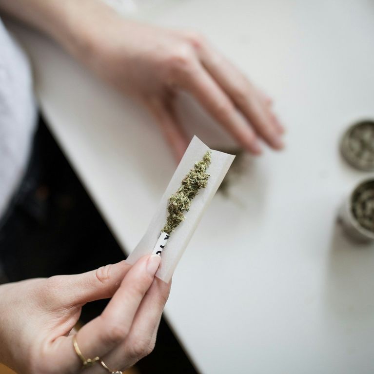 Person dreht eine Cannabiszigarette