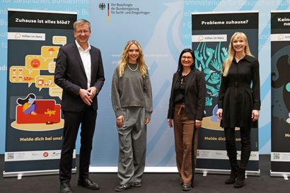 Burkhard Blienert, Sucht- und Drogenbeauftragter der Bundesregierung, Lina Larissa Strahl, Sängerin und Schauspielerin, NACOA-Vorständin Christina Reich und Kidkit-Projektleiterin Anna Buning 
