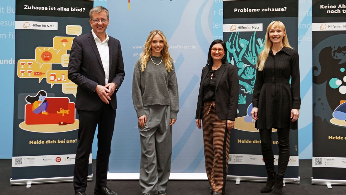Burkhard Blienert, Sucht- und Drogenbeauftragter der Bundesregierung, Lina Larissa Strahl, Sängerin und Schauspielerin, NACOA-Vorständin Christina Reich und Kidkit-Projektleiterin Anna Buning 