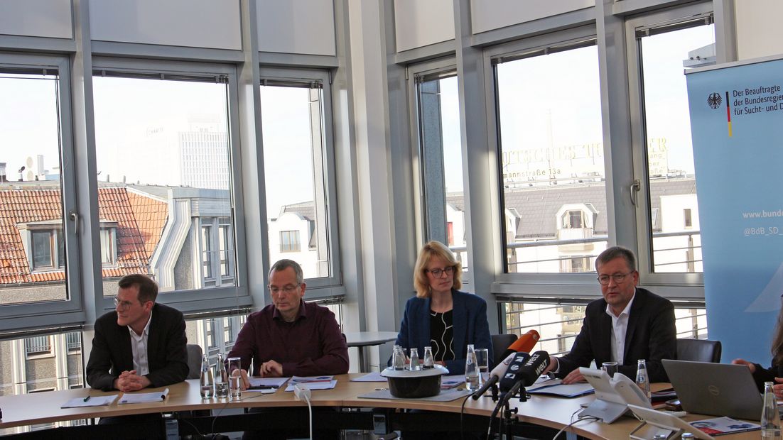 Burkhard Blienert, Sucht- und Drogenbeauftragter der Bundesregierung, mit den Autorinnen und Autoren des Glücksspielatlas 2023 