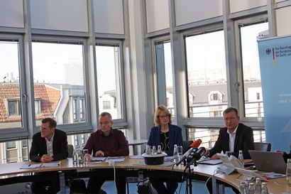 Burkhard Blienert, Sucht- und Drogenbeauftragter der Bundesregierung, mit den Autorinnen und Autoren des Glücksspielatlas 2023