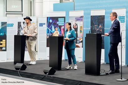 V.l.n.r.: Sänger Max Mutzke, NACOA-Vorständin Christina Reich, Burkhard Blienert, Sucht- und Drogenbeauftragter der Bundesregierung