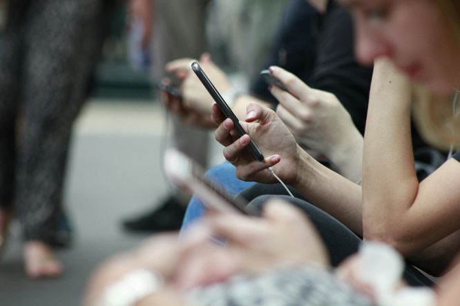 Symbolbild: Smartphone-Nutzer