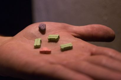 Symbolbild: Verschiedenfarbige Tabletten auf einer Handfläche