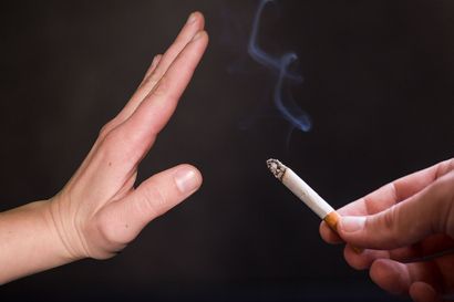 Symbolbild: Stopp-Geste gegenüber einer Hand, die eine brennende Zigarette hält